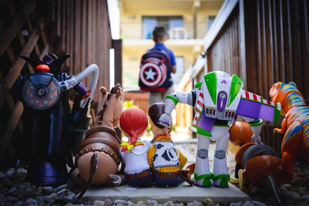 Las reconocibles espaldas de los queridos personajes de la franquicia Toy Story, incluidos Woody, Buzz Lightyear y otros juguetes, que simbolizan la amistad y la aventura